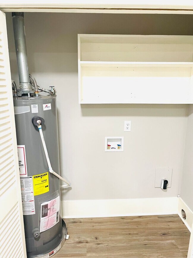 Building Photo - ** 4 Bed 2 Bath located close to Jefferson Davis High ** Call 334-366-9198 for a self showing