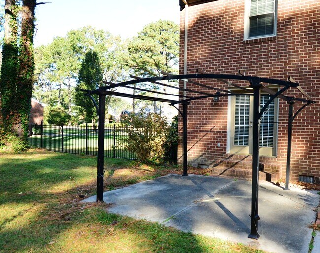 Building Photo - Water View, private wooded lot on dead end...