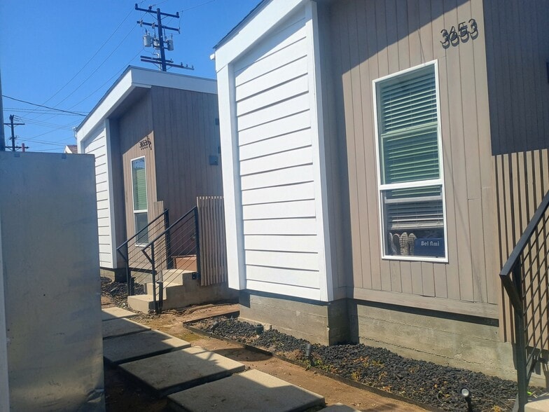 Building Photo - 3653 W 58th Pl