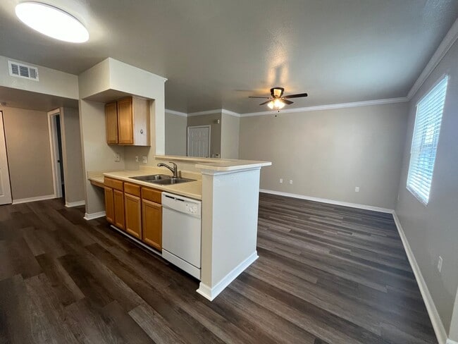 Building Photo - 3/2 unit becoming available June 1st for an annual lease