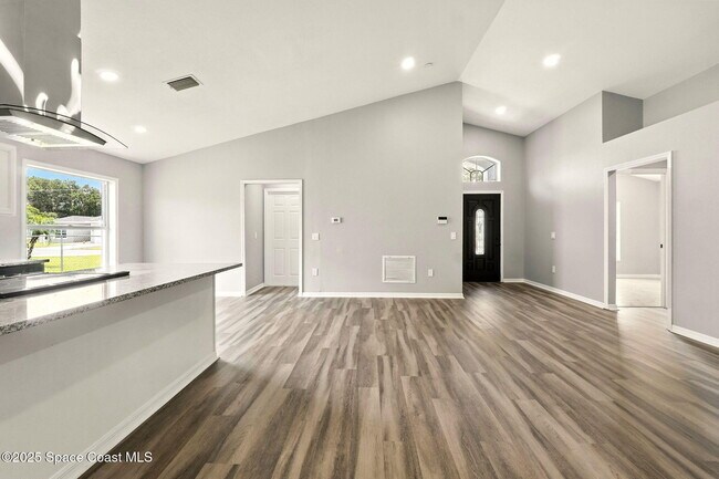 Building Photo - 460 Martigues Dr