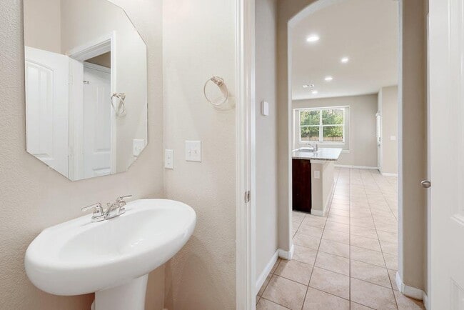 Building Photo - 2880 Donnell Dr