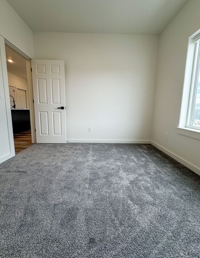 Building Photo - BRAND NEW Pet Friendly 1 bed/ 1 bath apart...