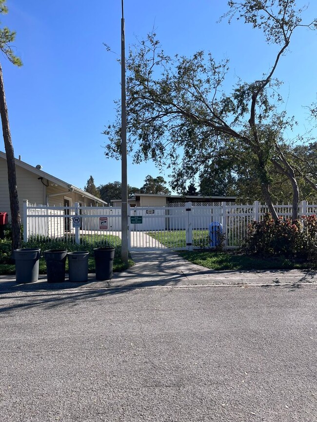 Building Photo - Townhome in Pinellas Park for Rent