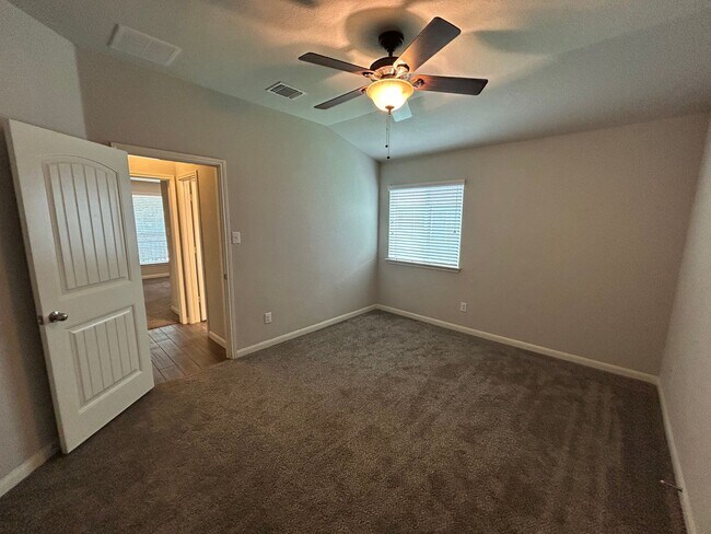 Building Photo - 3/2/2 in Avery Park / Fridge Included  / W...