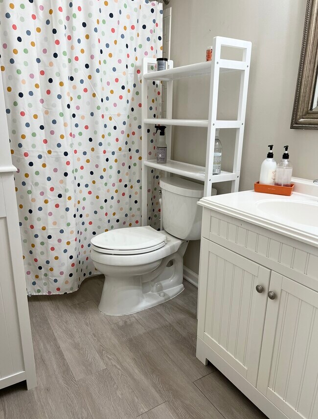 Guest bathroom - 11200 Beaver Trail Ct