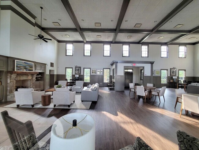 Building Photo - 645 District Ct