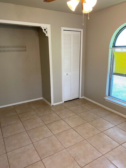 Building Photo - 317 Vivian Dr
