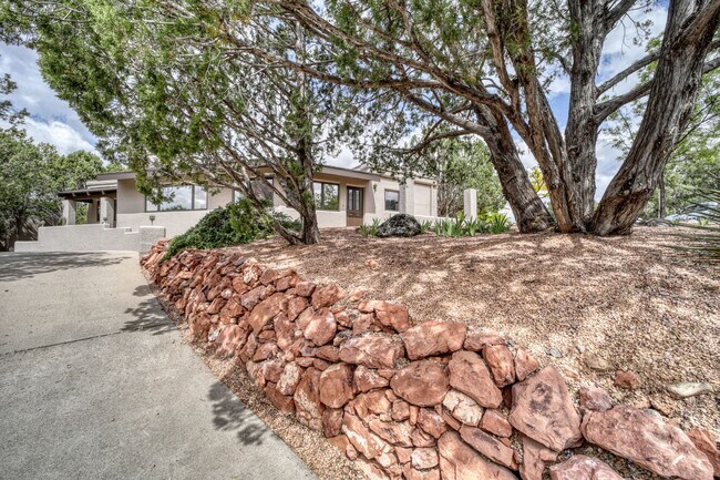 Primary Photo - Beauty on Bowstring Drive