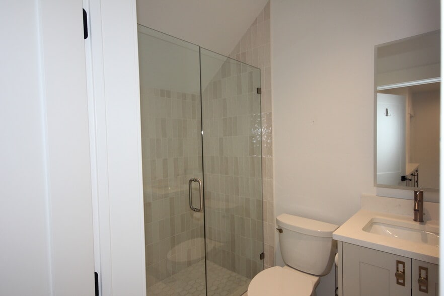 Building Photo - 1023 Creekview Dr