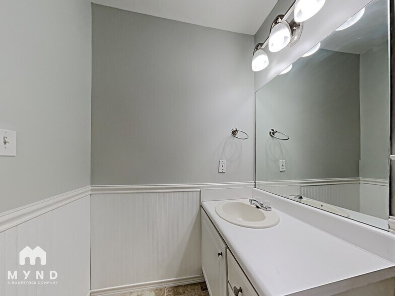 Building Photo - 2012 King Arthur Cir