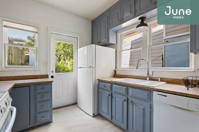 Building Photo - Full room in 4-bed/2.0-bath Home