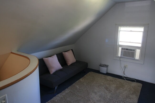 Building Photo - Furnished Two Bedroom House