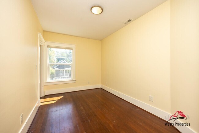 Building Photo - 4523 NE 6th Ave