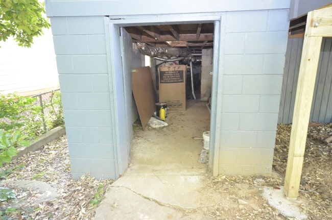 Building Photo - 231 Maple St