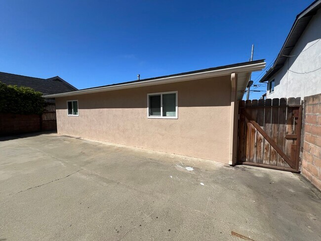 Building Photo - 1250 Bolton Dr
