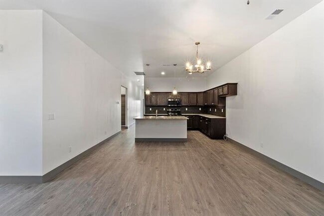 Building Photo - 3 Bed 2 Bath Townhome!