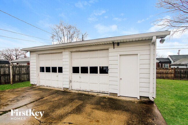 Building Photo - 311 N Boehning St