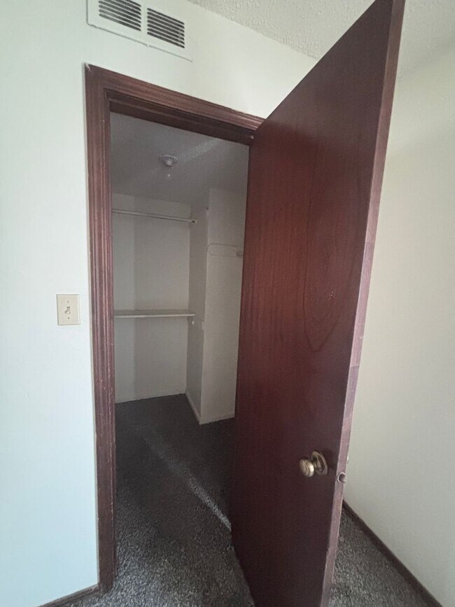 Building Photo - Spacious duplex in Noble, OK