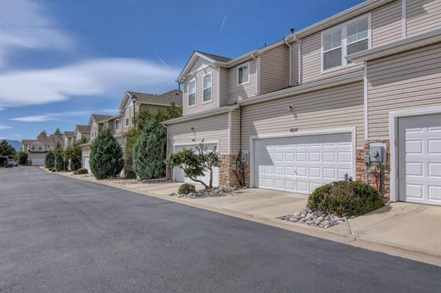 Building Photo - Lovely 2 Bedroom 2.5 Bath Townhome in Clar...