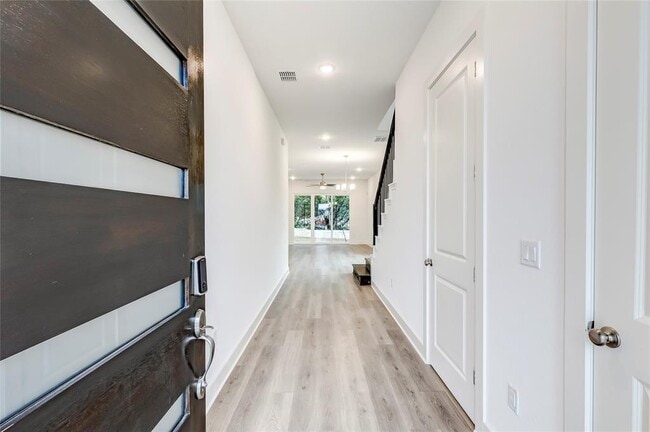 Building Photo - 2000 Kit Cir