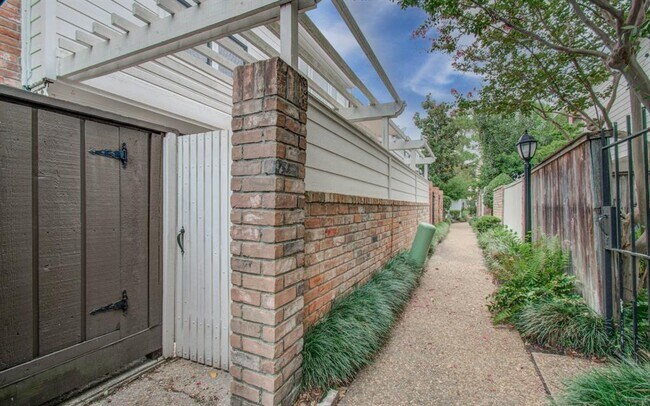 Building Photo - 5867 Sugar Hill Dr