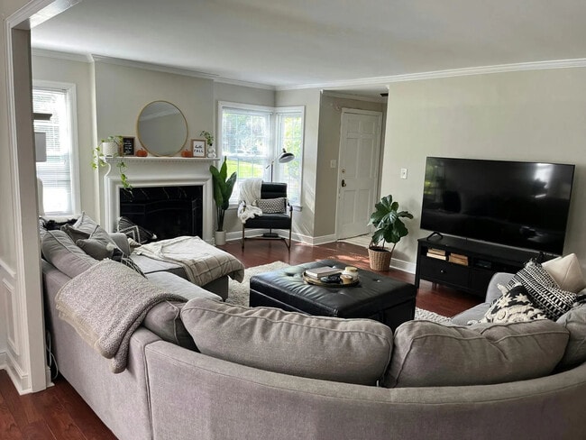 Building Photo - 203 E Oak Ave