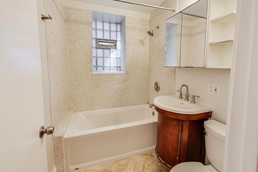 Building Photo - 2340 W Augusta Blvd