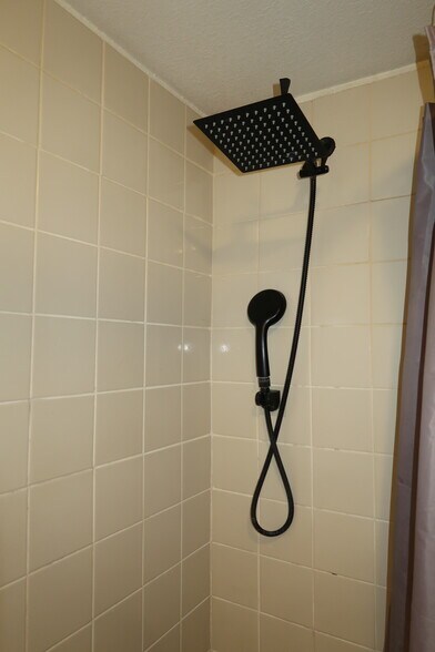 Building Photo - 11002 Lakeside Dr