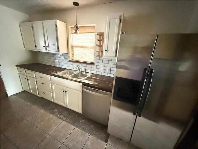 Building Photo - 601 Sky Cir