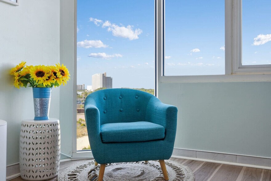 Building Photo - 8817 S Thomas Dr