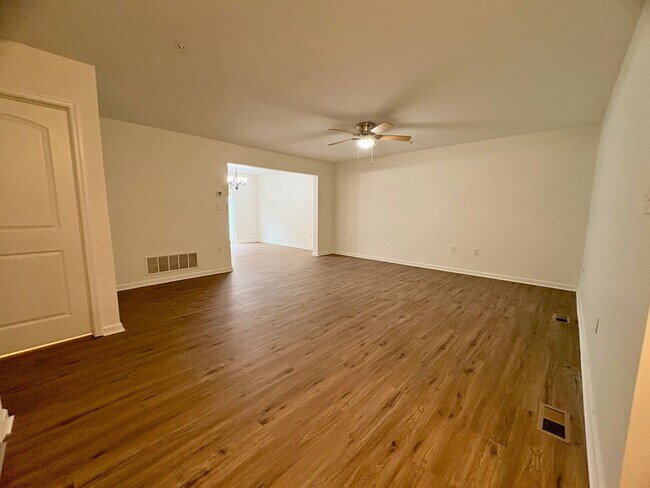 Building Photo - 3 Bedroom 2.5 Bathroom Townhome in Mechanicsburg!