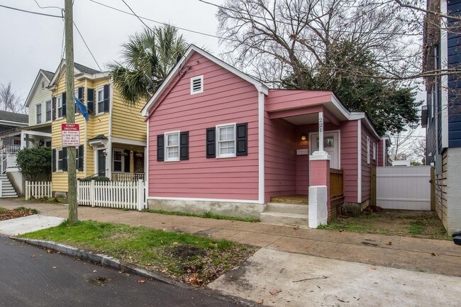 Front - 221 Fishburne St