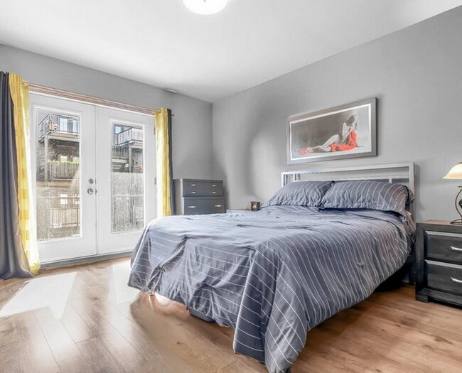 Building Photo - 831 S Flores St