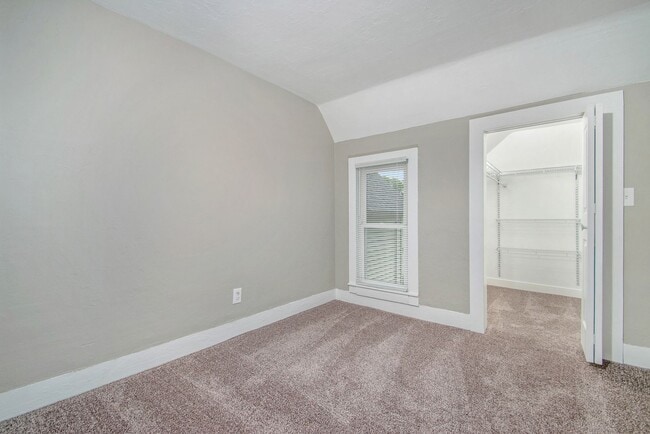Building Photo - Spacious 4 Bedroom / 2 Bath Single-Family Home – Prime Location Near Downtown GR