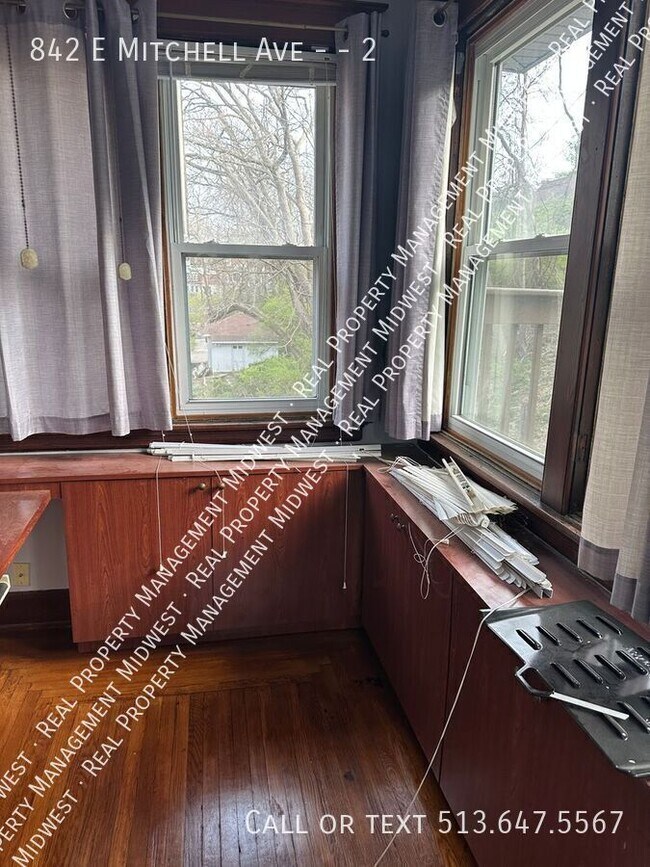 Building Photo - 842 E Mitchell Ave