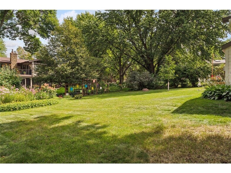 Large yard with invisible fence - 9933 Balmoral Ln