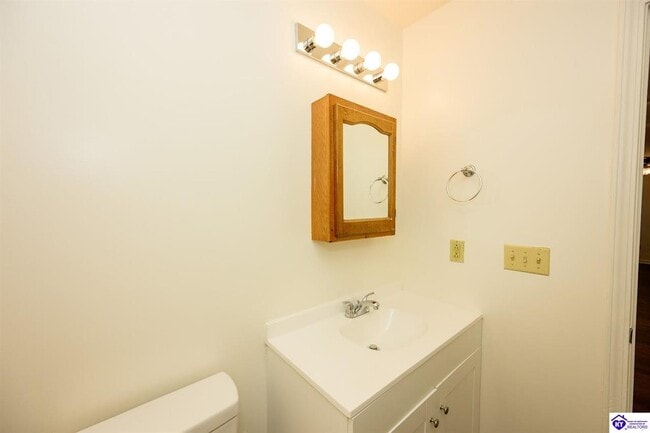 Building Photo - 113 College Street Rd