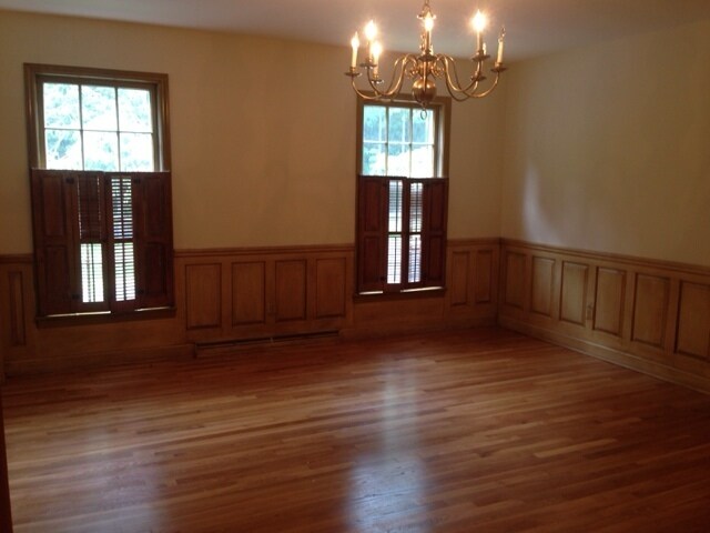 Building Photo - 4 BR home in NW school district--Lawn Service Included!