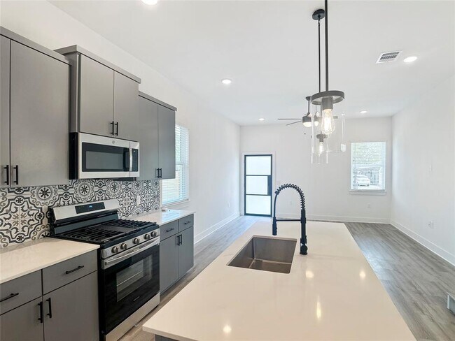 Building Photo - 6107 Begonia Cir