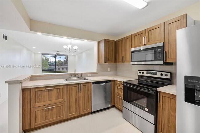 Primary Photo - 2820 Somerset Dr