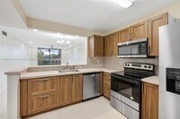 Building Photo - 2820 Somerset Dr