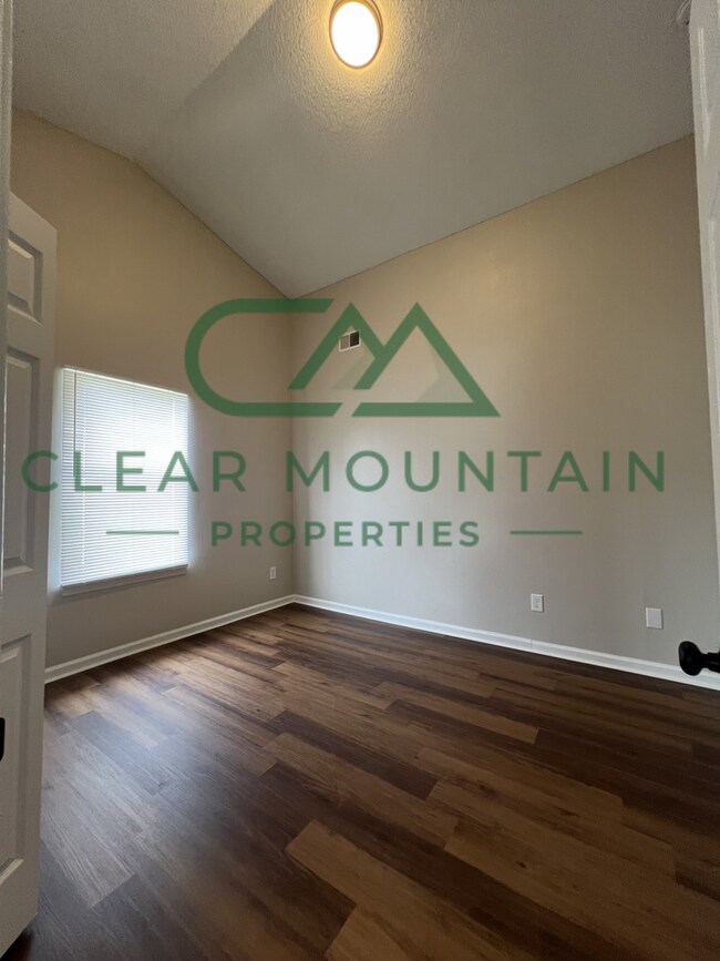 Building Photo - MOVE-IN SPECIAL! 1 MONTH FREE - Modern Upd...