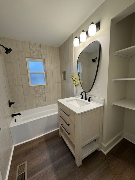 Building Photo - 515 E 9th St