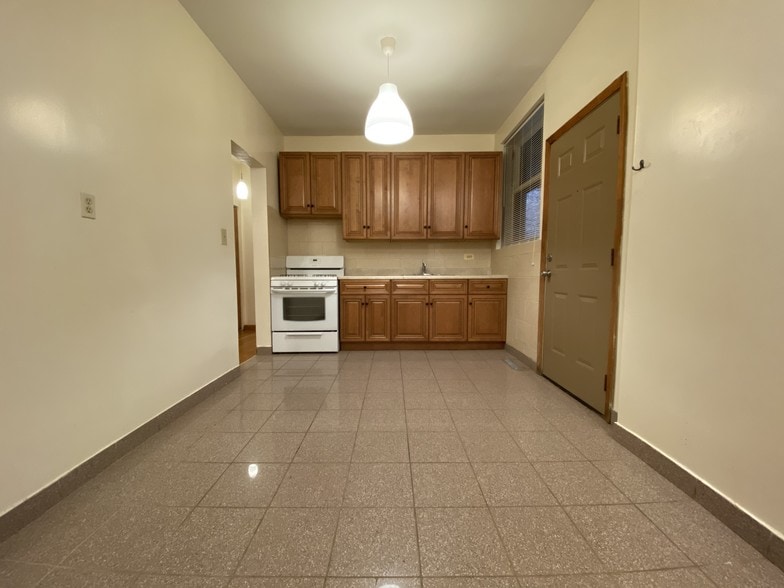 Kitchen - 940 W Windsor Ave