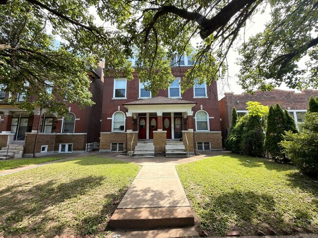 Building Photo - 1852 Russell Blvd