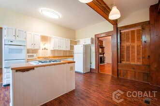 Building Photo - 856 Monroe Dr NE