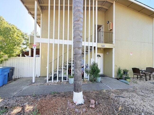 Building Photo - Comfortable 2BD/1BA with water&garbage Included in Santa Rosa