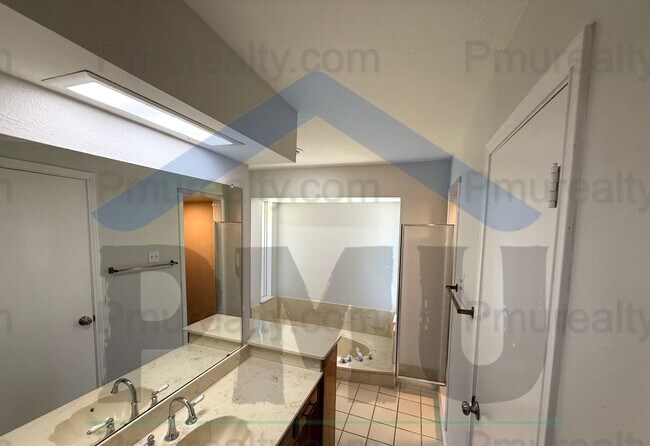 Building Photo - AVAILABLE NOW!!! Beautiful 3/2/2 house located in the desirable DeSoto area