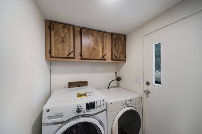 Building Photo - 1255 Songbird Dr